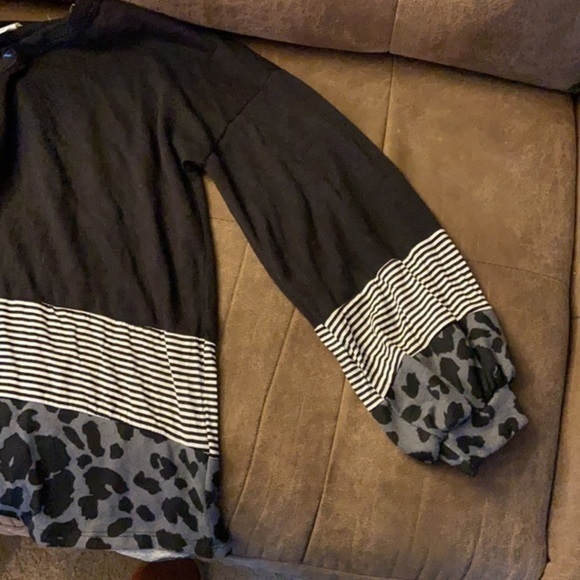 𝅺honeyme Long sleeve v neck with animal print - Picture 6 of 6